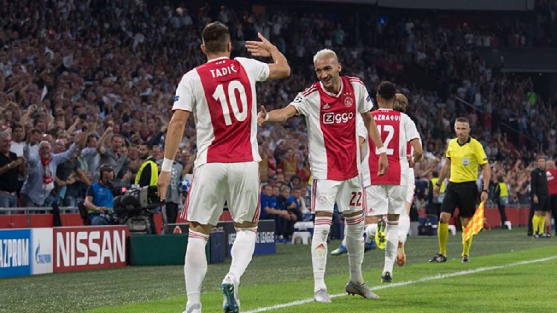 أياكس يضع قدما في دور مجموعات دوري الأبطال