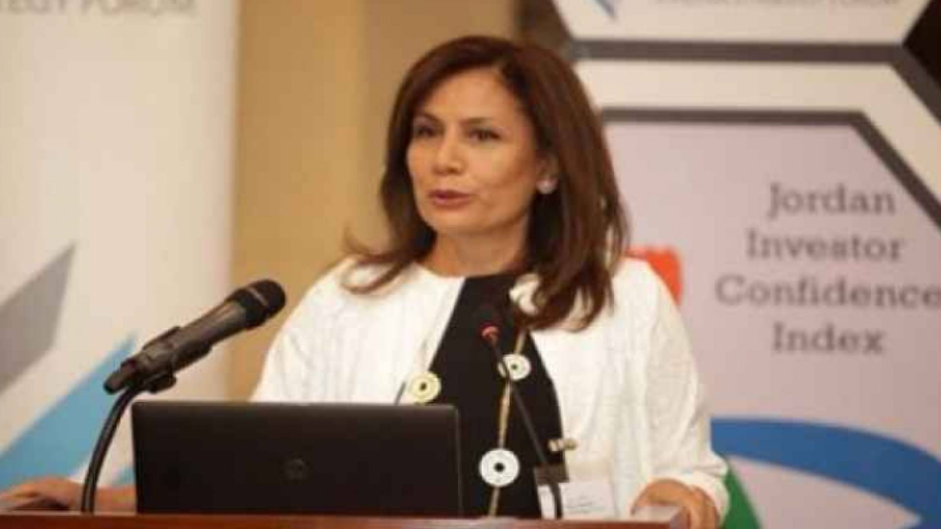وزيرة الطاقة والثروة المعدنية المهندسة هالة زواتي