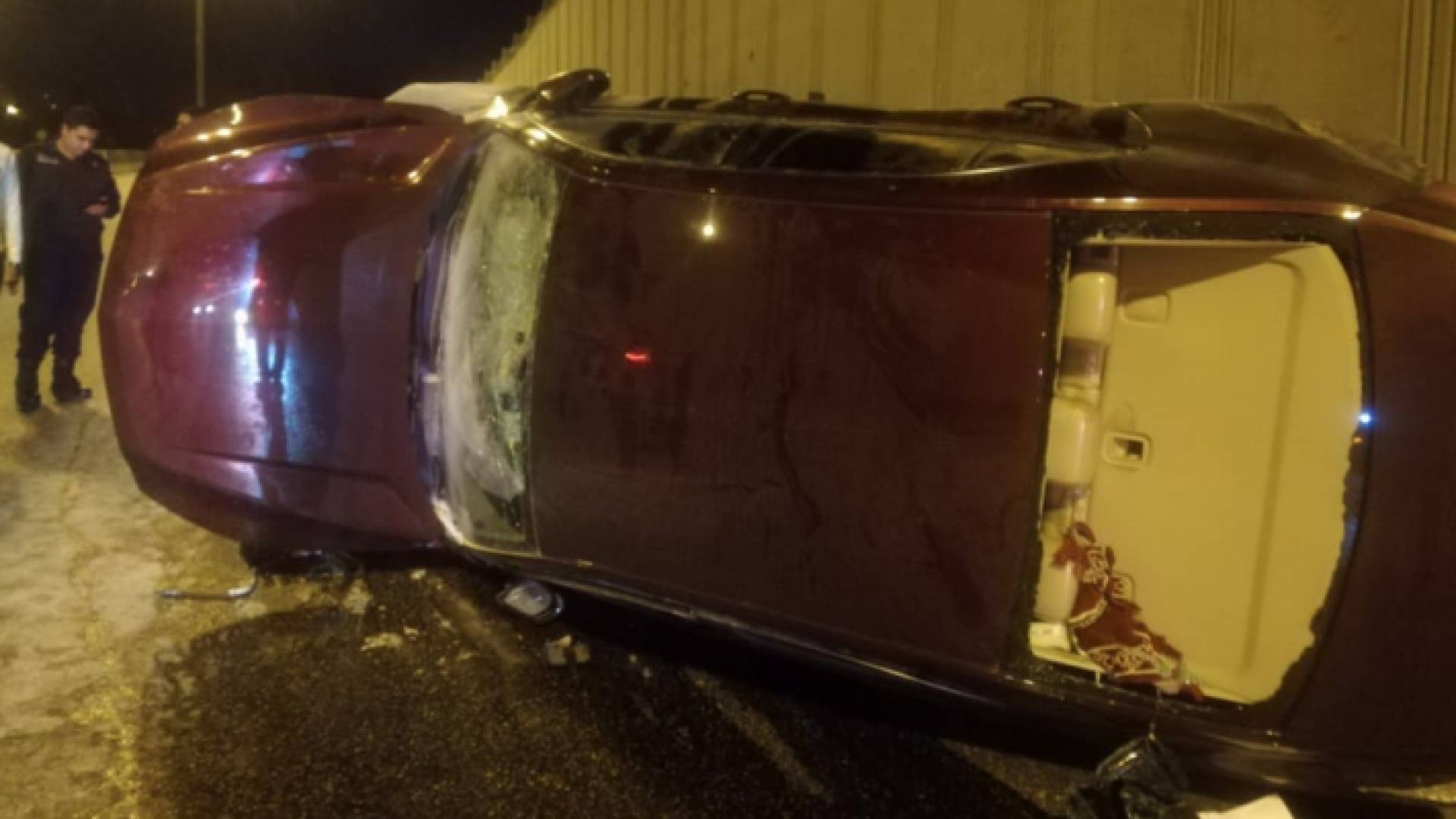 المركة التي اصطدمت بالحاجز الاسمنتي