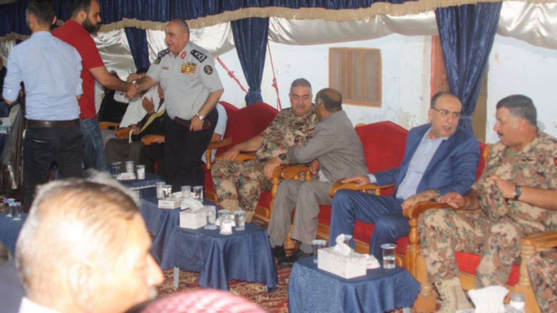 رئيس هيئة الأركان يزور بيت عزاء الشهيد العريف أحمد الزعبي