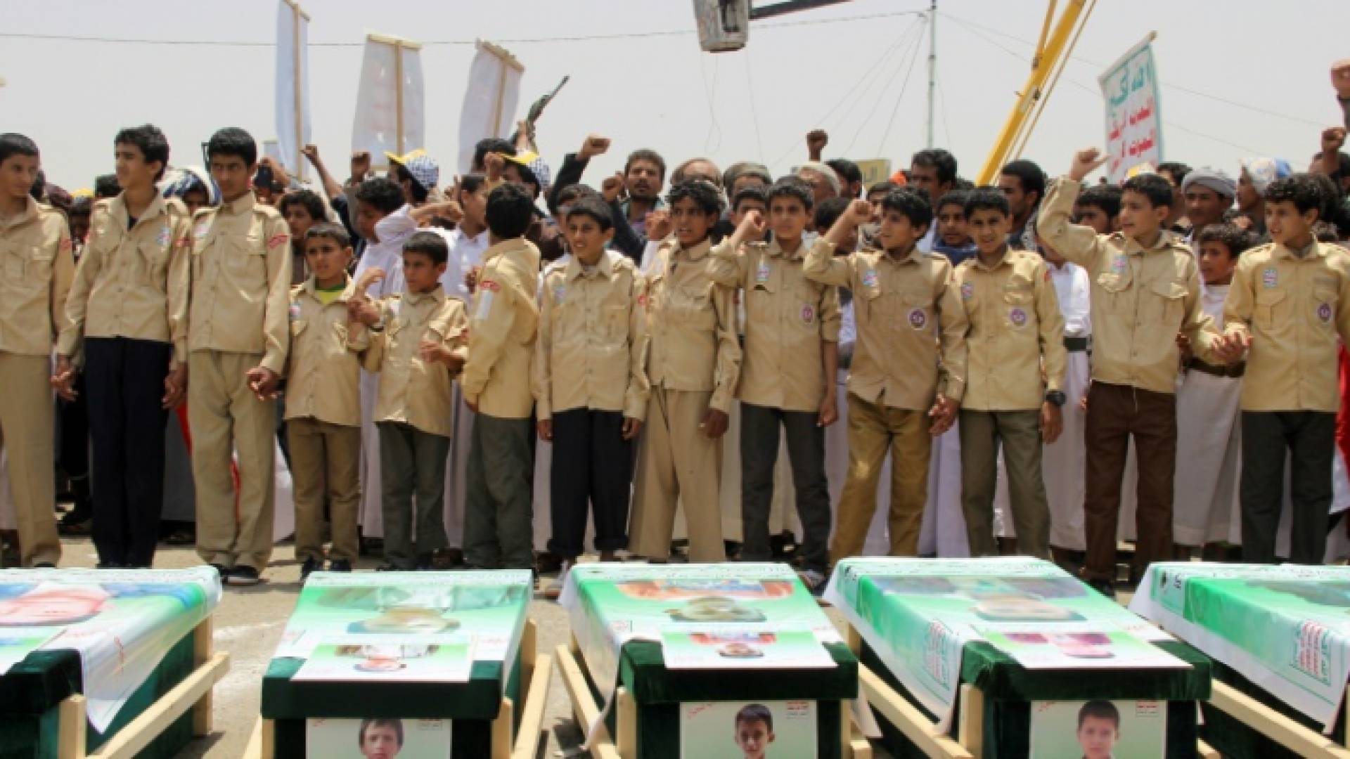 أطفال يمنيون يشاركون في تشييع ضحايا قصف أودى بحياة 29 طفلا في شمال اليمن