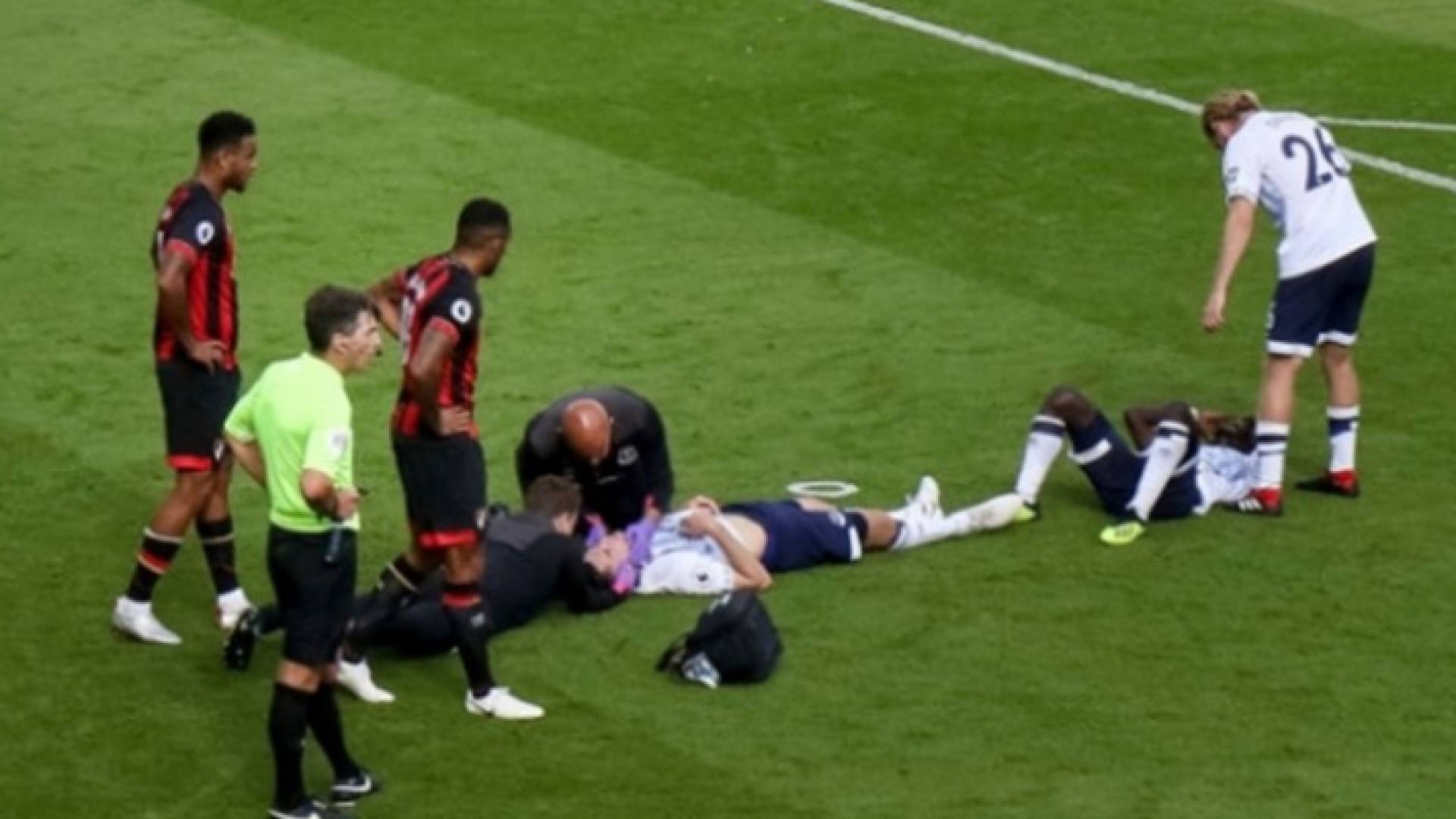 صورة لسقوط اللاعب خلال المباراة