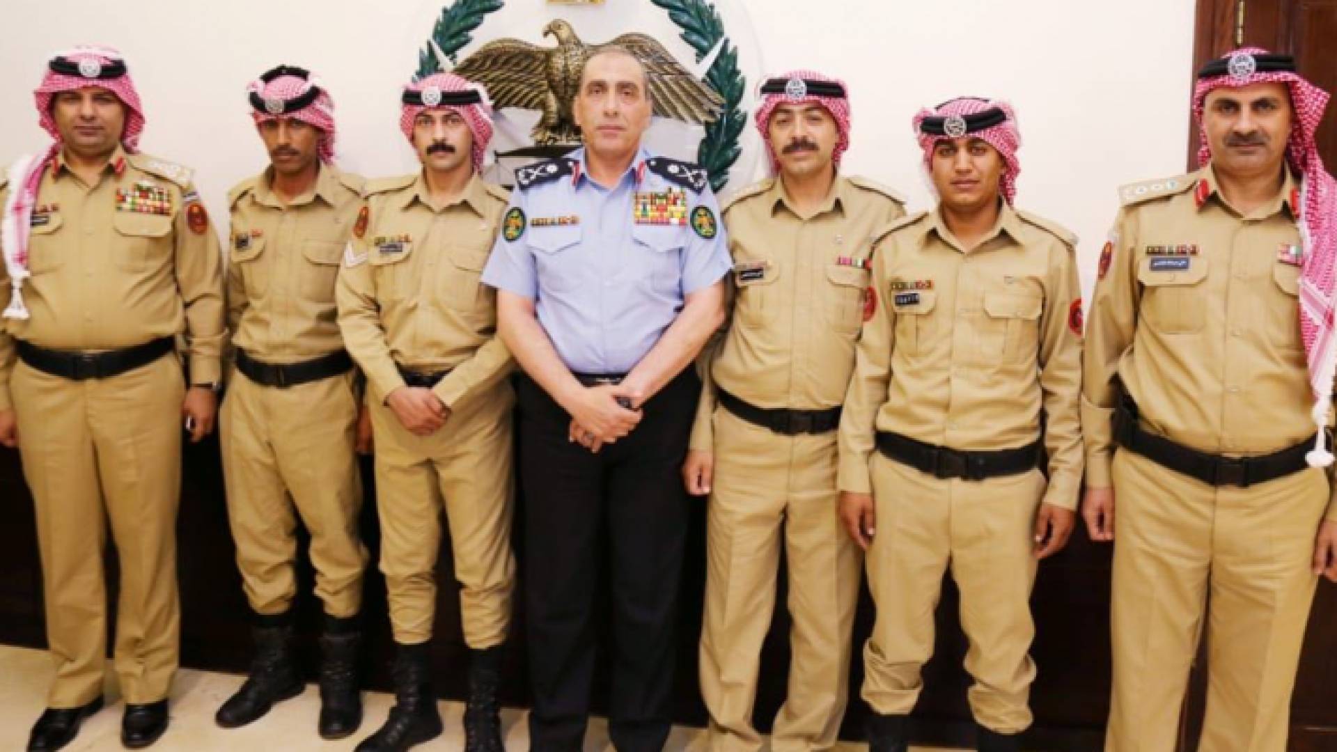 الحمود يكرم 4 من مرتبات شرطة البادية بعد قيامهم بعمل بطولي