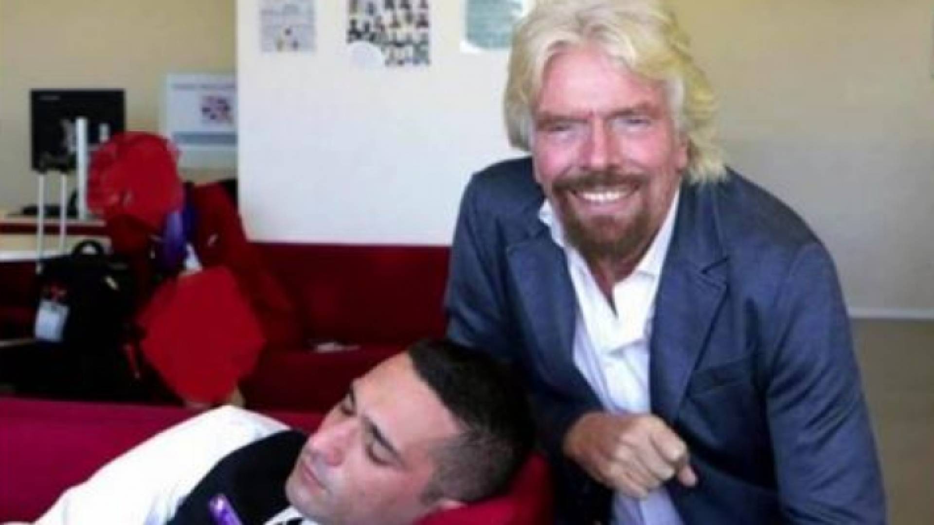 ريتشارد برانسون مع احد موظفيه