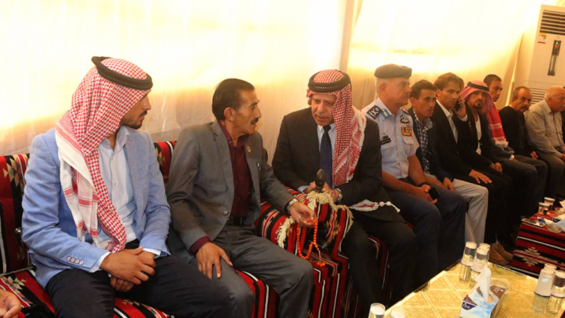 مندوبا عن الملك الأمير فيصل يقدم واجب العزاء بالشهيد الخوالدة