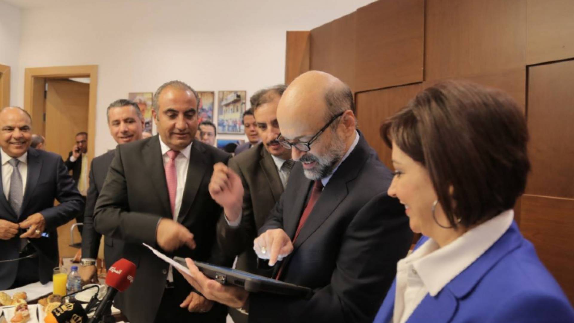 جانب من زيارة الرزاز الى امانة عمان