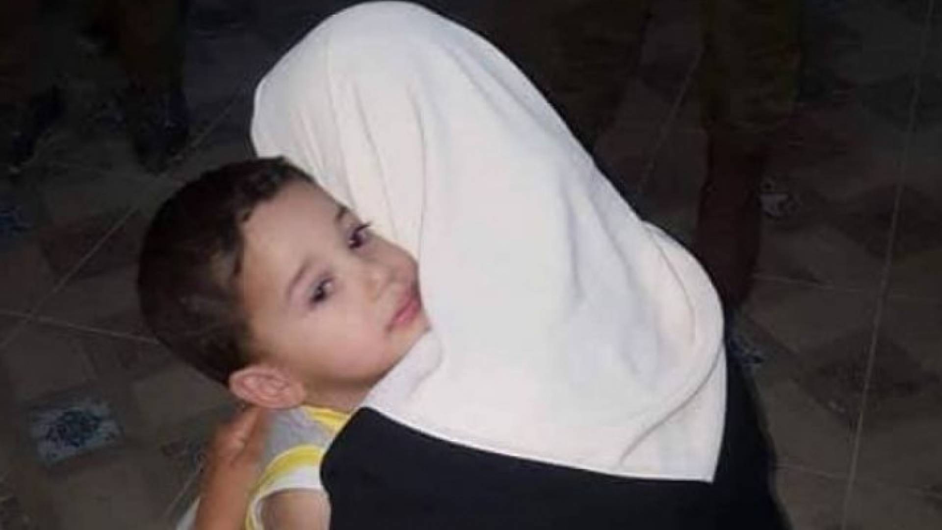صورة خاطر وهي تودع طفلها لحظة اعتقالها