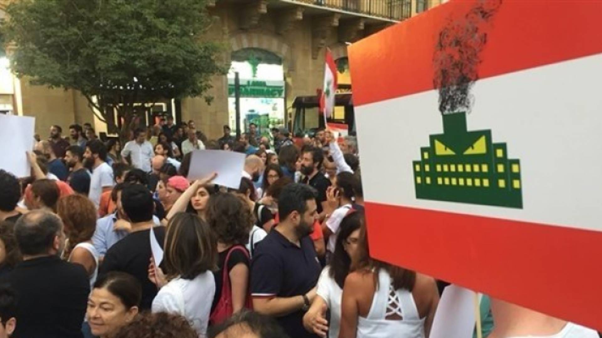 متظاهرون في شوارع بيروت