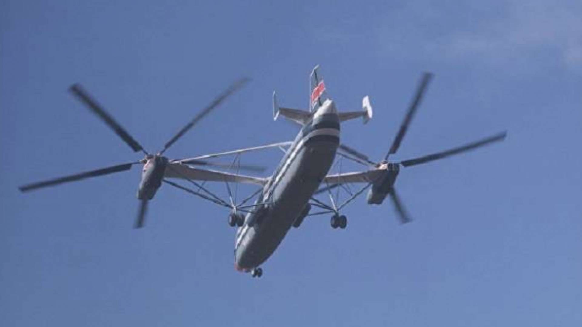 طائرة عمودية متعددة المراوح ذات محرك هجين