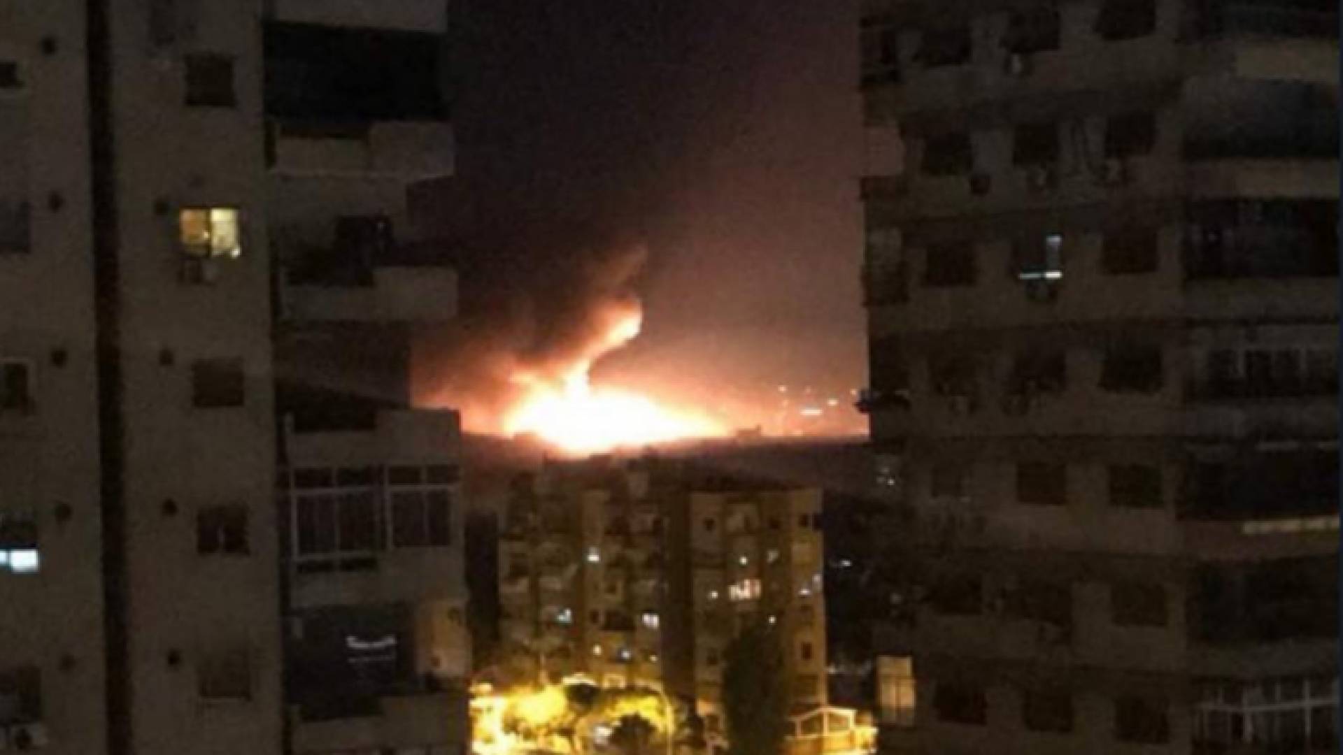 صورة تناقلتها مواقع التواصل الاجتماعي لانفجارات مطار المزة العسكري