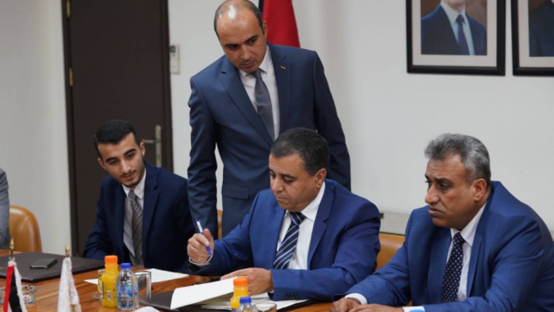 جانب من توقيع الاتفاقية