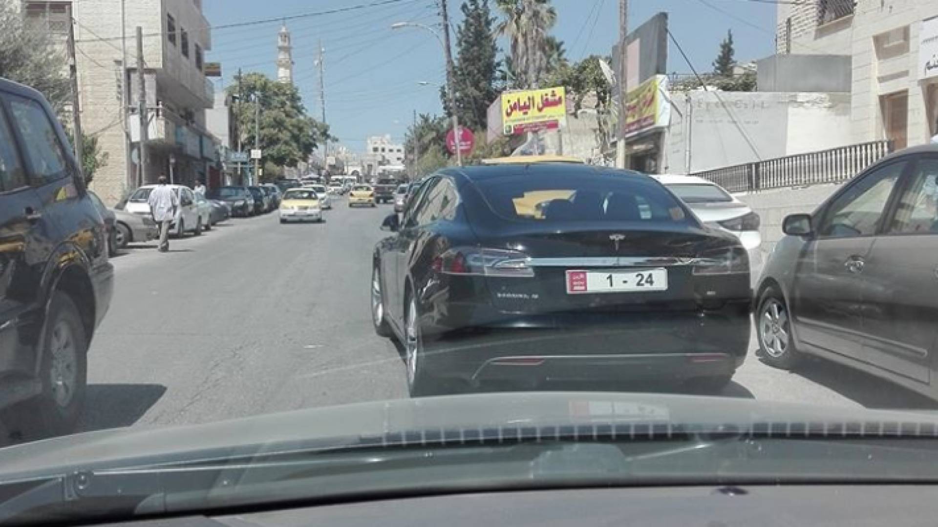 وزير يركن مركبته بشكل معيق للسير في الطريق العام