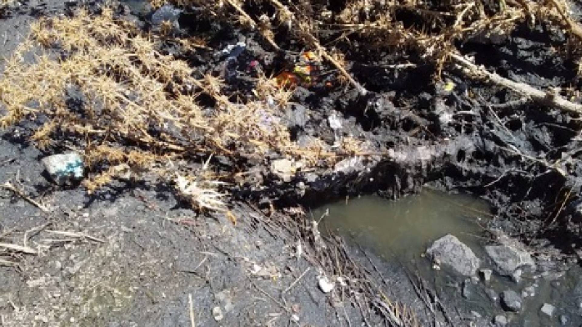 الاعتداءات والقاء الانقاض وراء تكرار فيضان خط صرف صحي حي المنصور