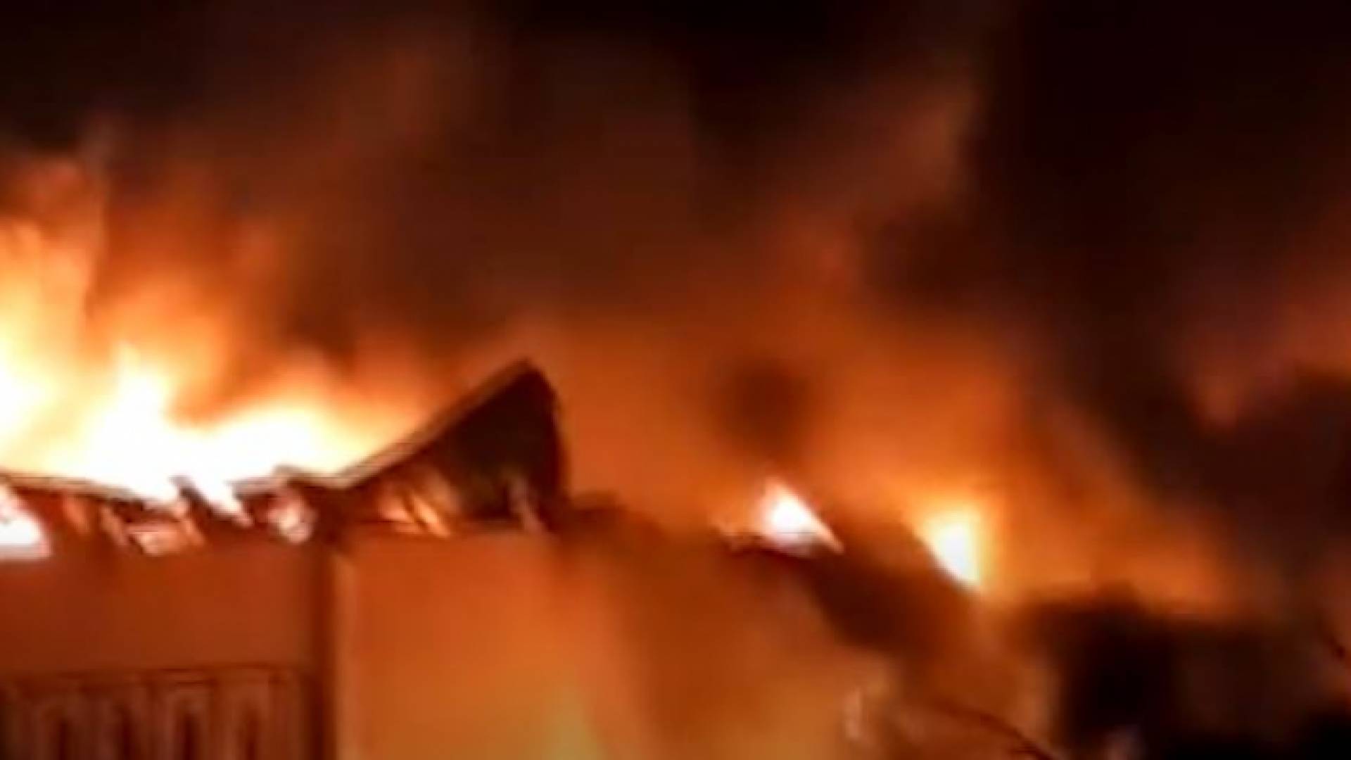 قتلى وجرحى واحراق مبنى المحافظة خلال مواجهات بين محتجين والامن العراقي في البصرة