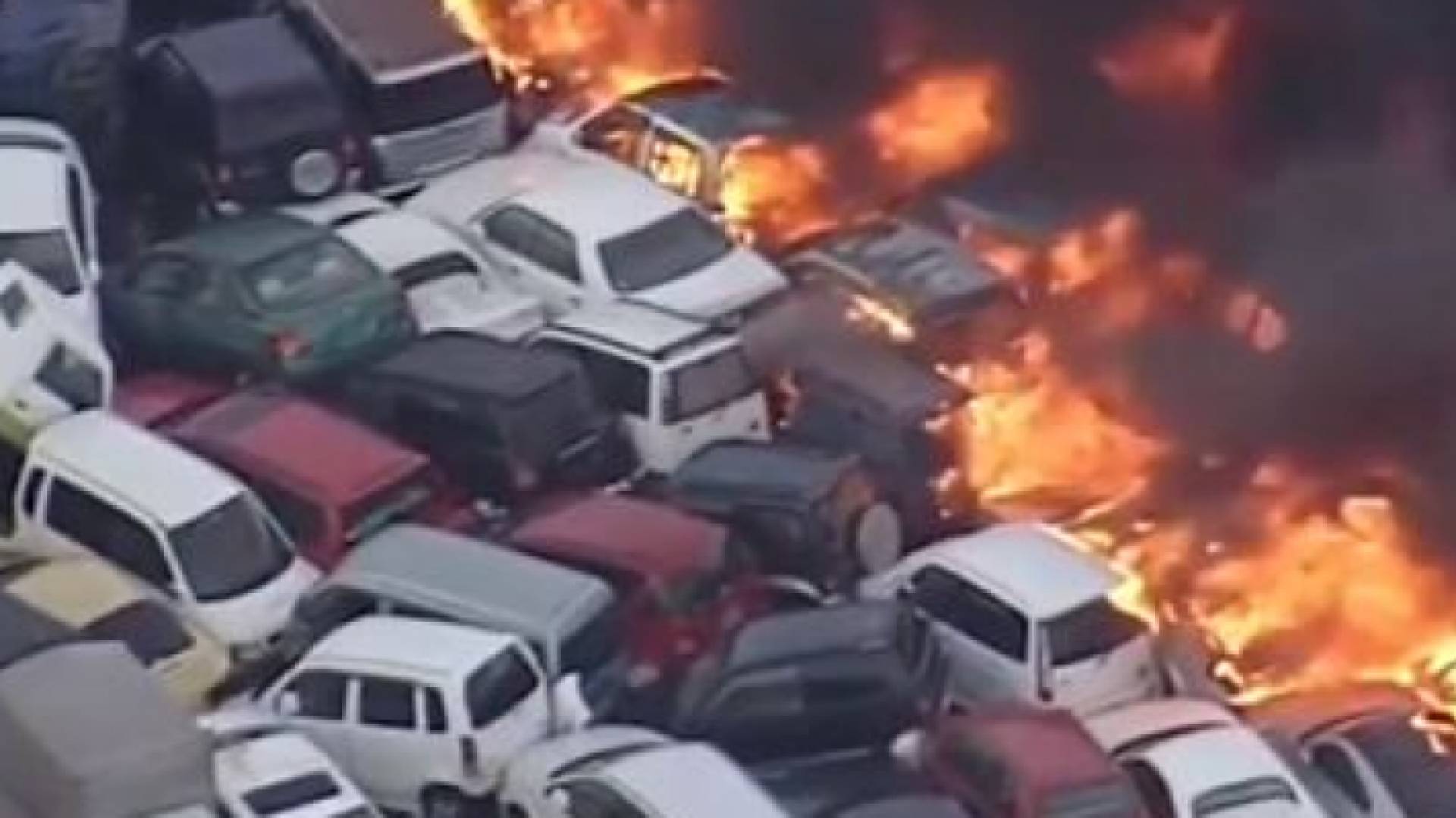 االنيران تلتهم السيارات جراء إعصار اليابان