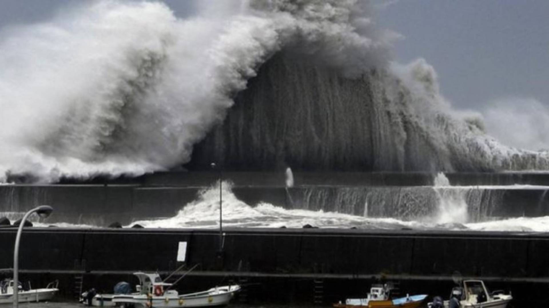 صورة من اعصار اليابان