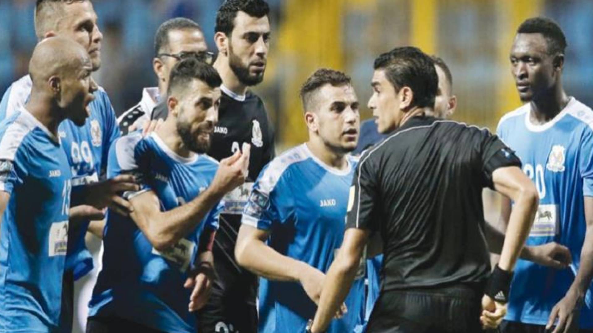 اعتراض لاعبي النادي الفيصلي على الحكم ابراهيم نور الدين في نهائي البطولة العربية