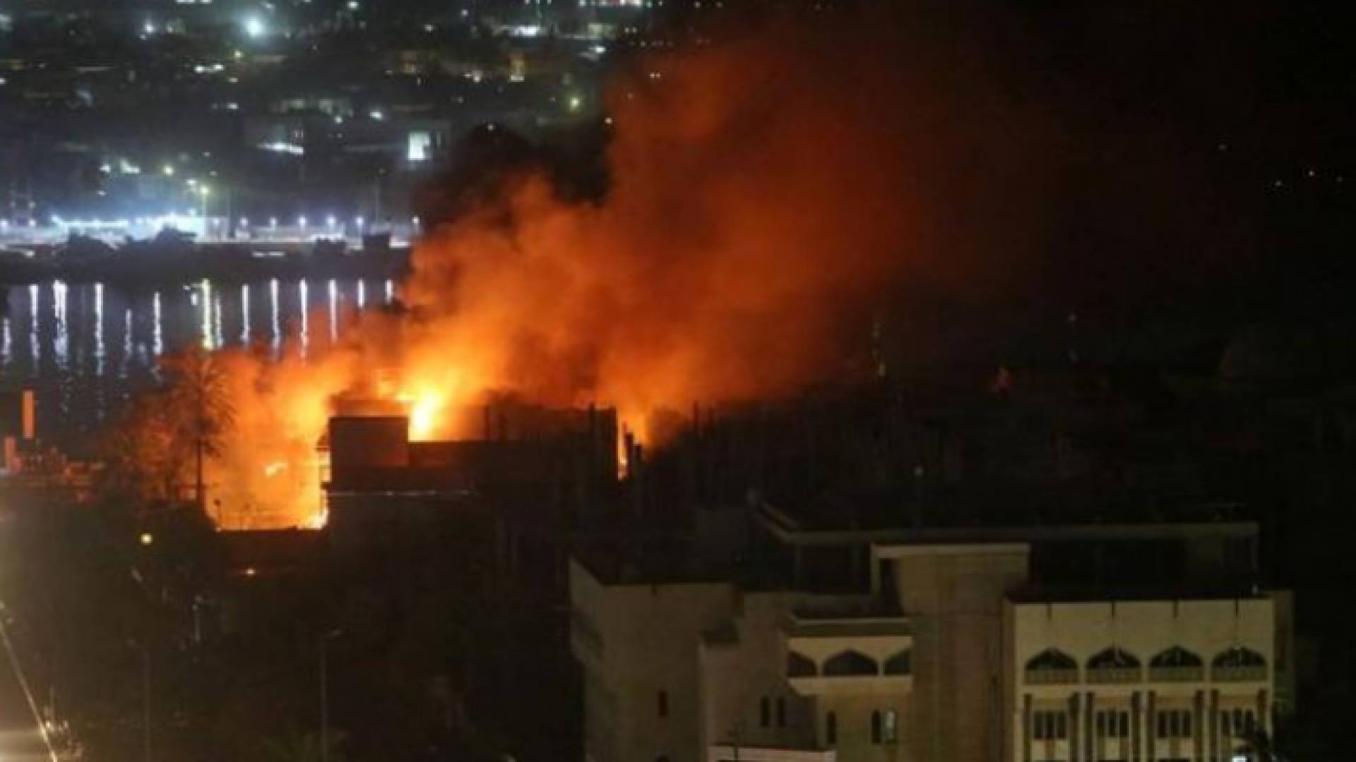 المحتجون يحرقون مقار أحزاب سياسية في "البصرة" العراقية