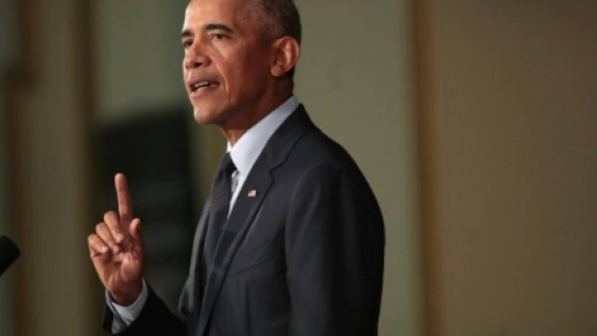 أوباما يفتح النار على ترمب منددا بصمت الجمهوريين على تصرفاته