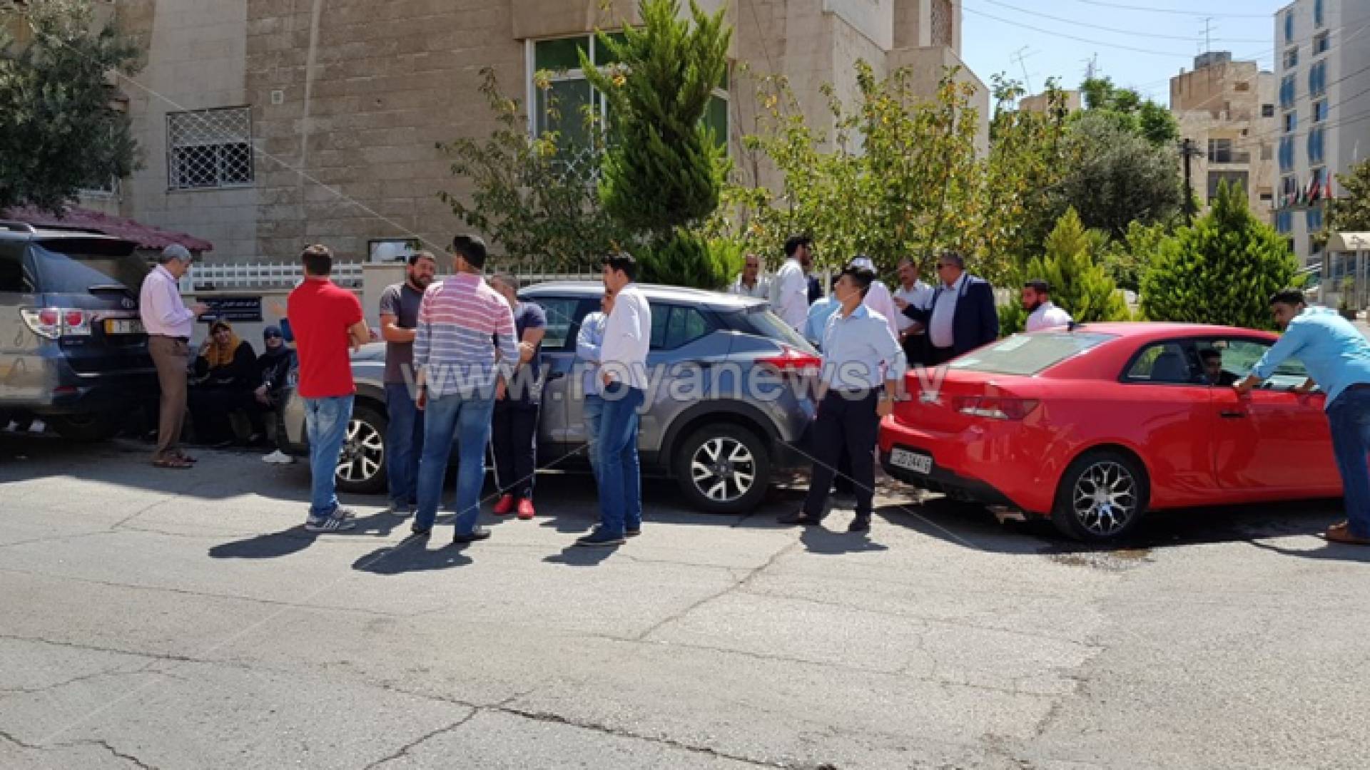 طلبة أردنيون وعرب يعتصمون أمام السفارة الليبية.. صور