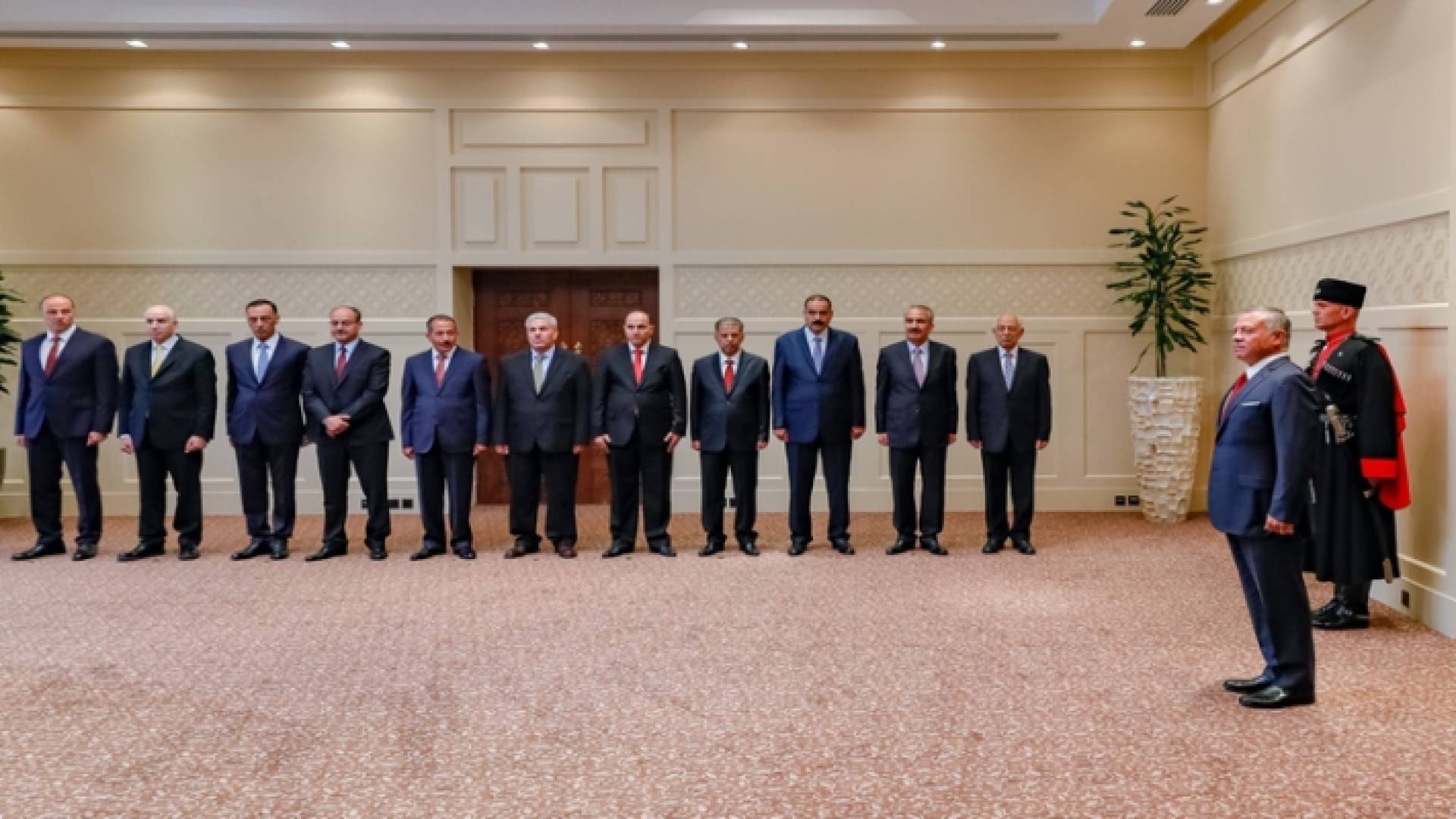 عدد من المحافظين يؤدون اليمين القانونية أمام الملك