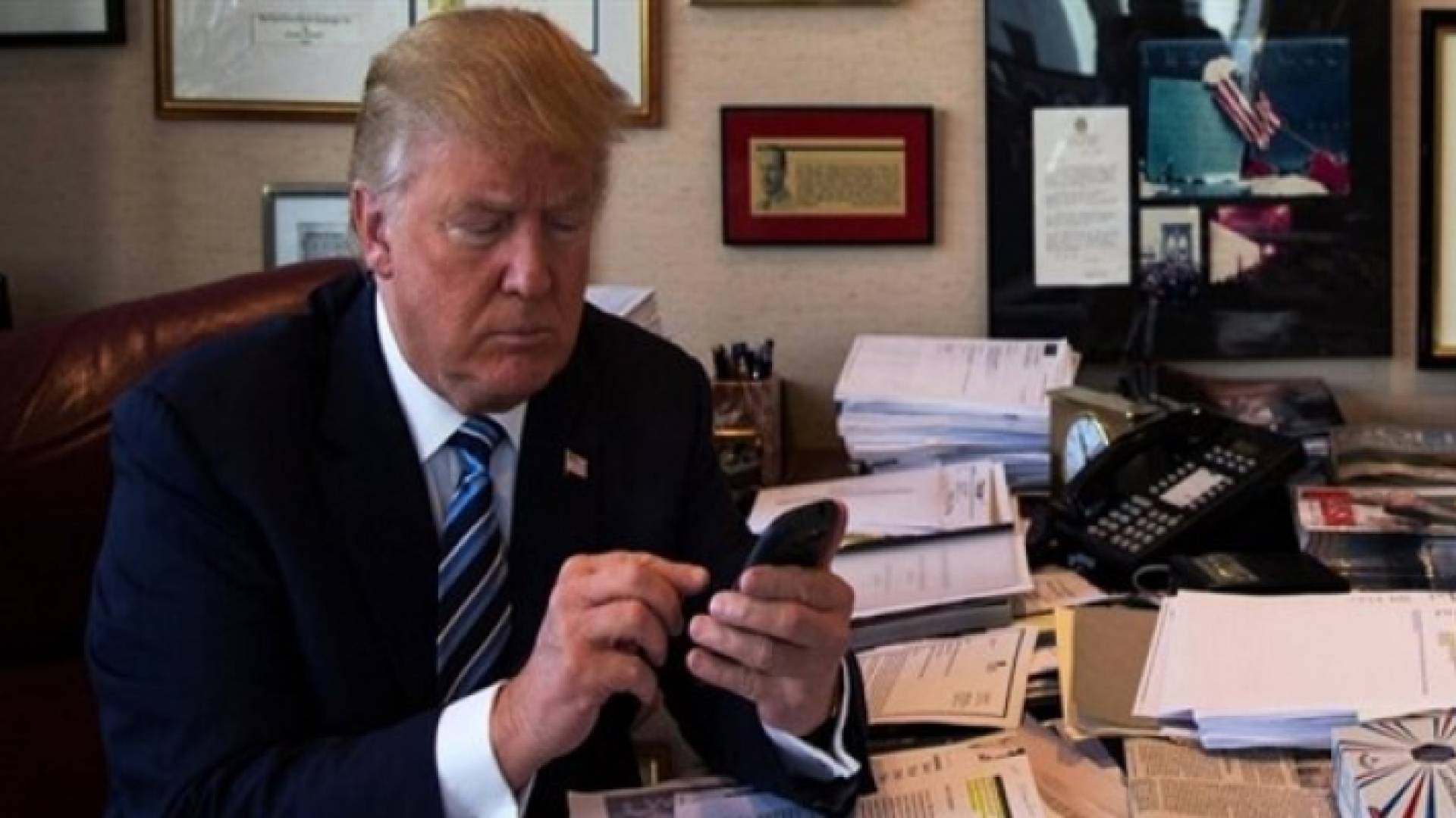 ترمب يكتب رسالة على هاتف محمول - ارشيفية