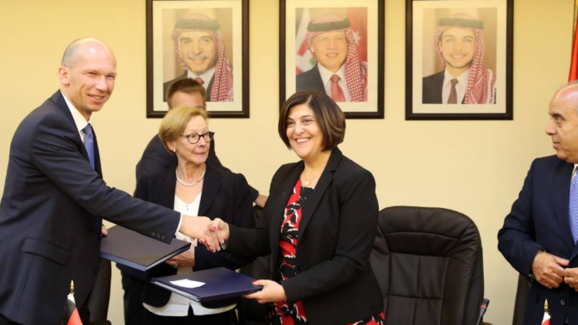 جانب من توقيع الاتفاقية