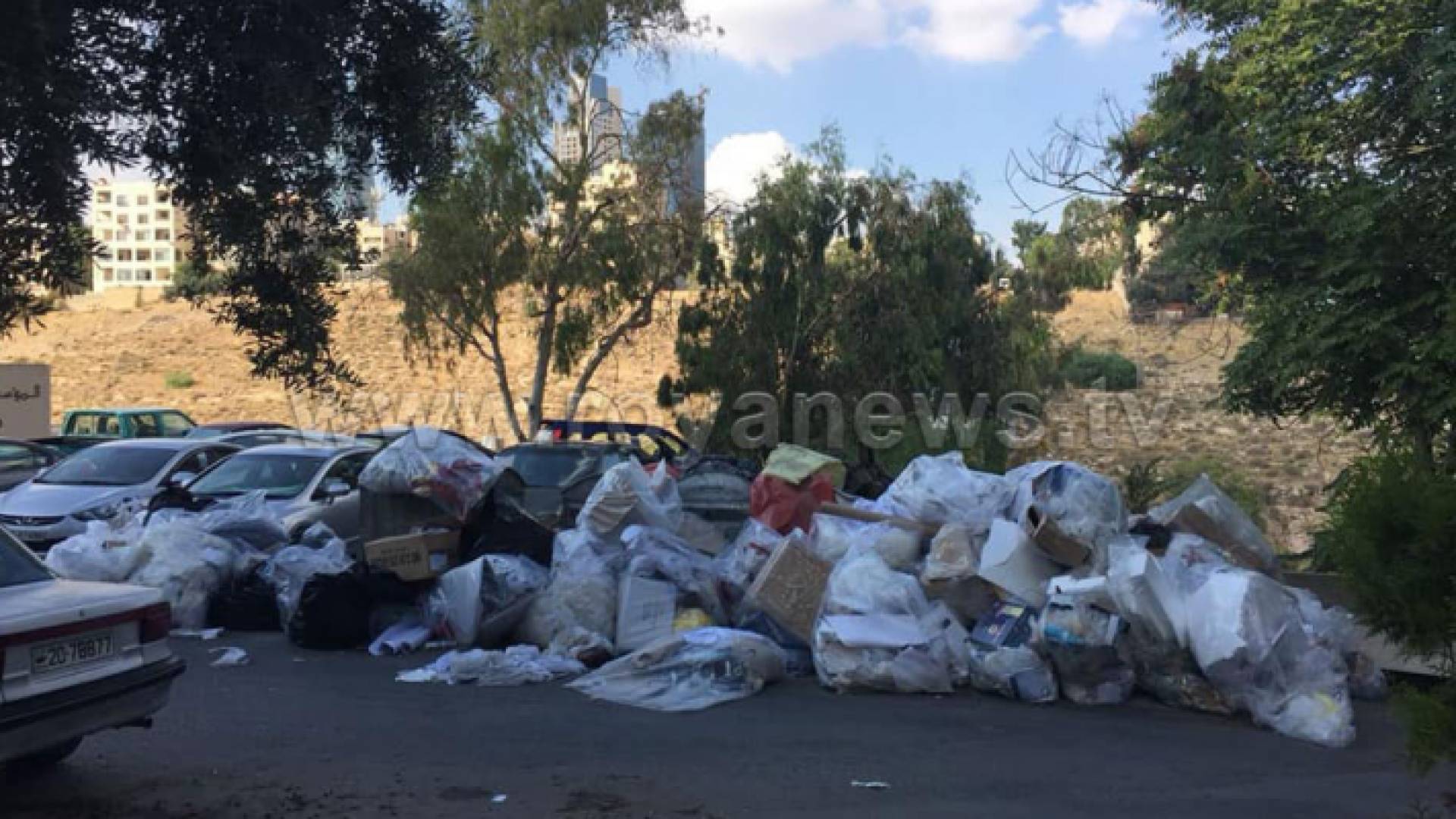 احدى الصور لتراكم النفايات في محيط احد الفنادق بعمان