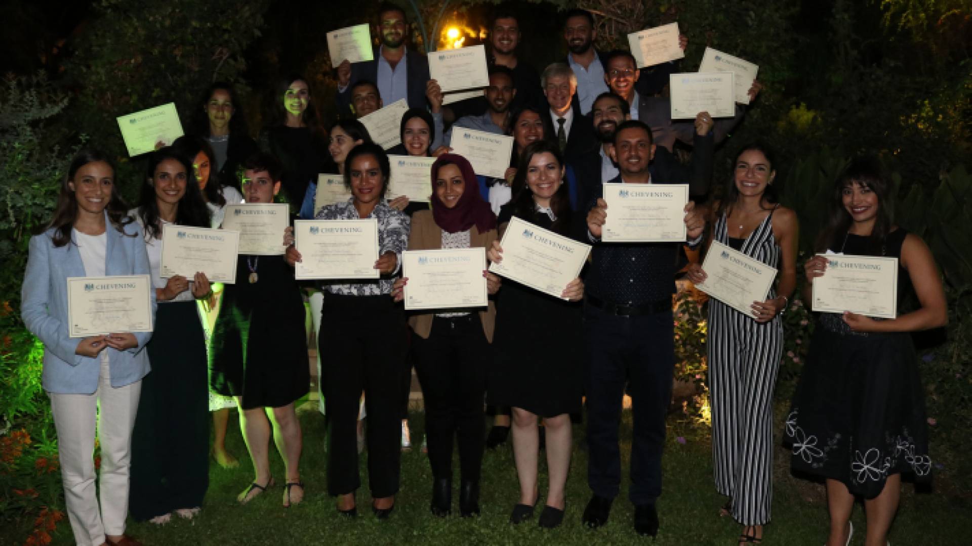 السفير البريطاني سلم الشهادات للطلبة الحاصلين على المنح