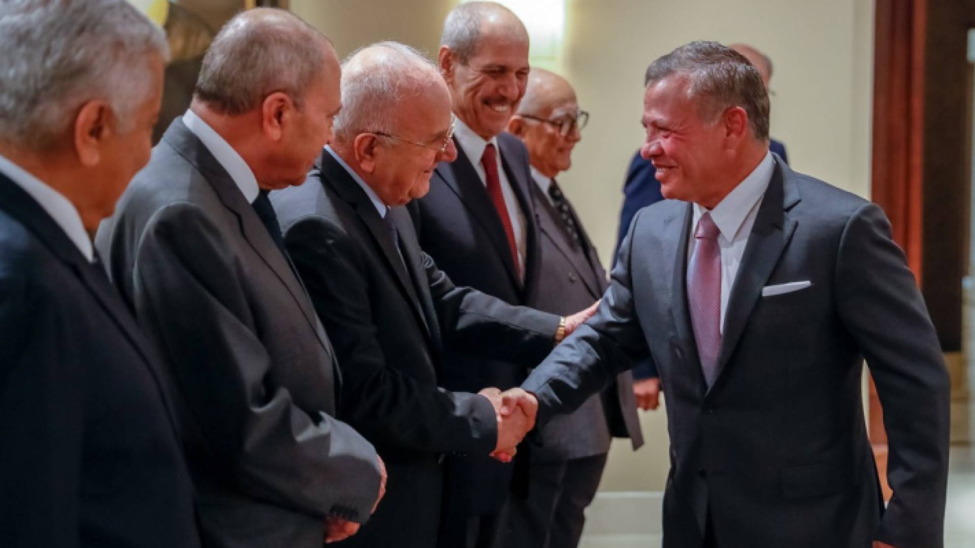 الملك يستقبل وفدا من مجلس أمناء جمعية الشؤون الدولية