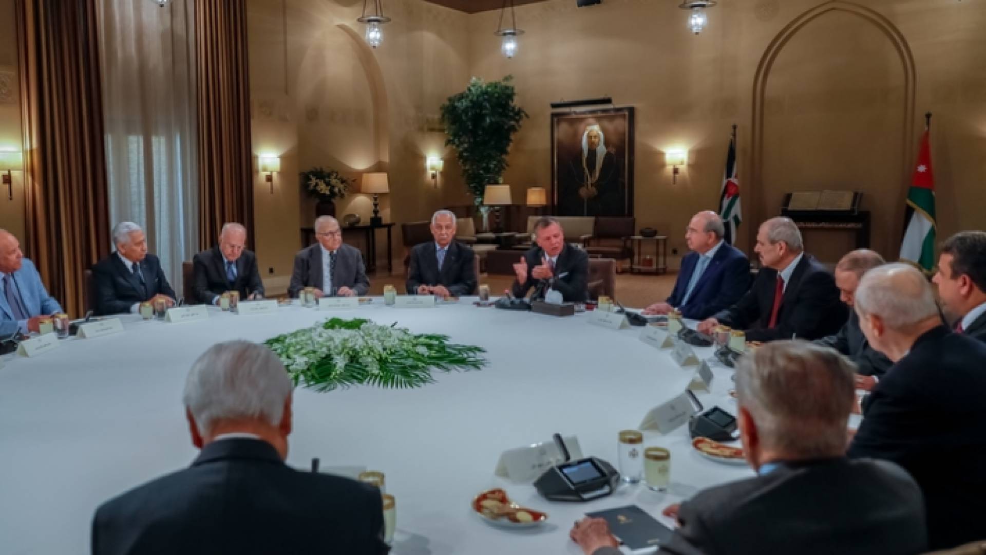 الملك يستقبل وفدا من مجلس أمناء جمعية الشؤون الدولية