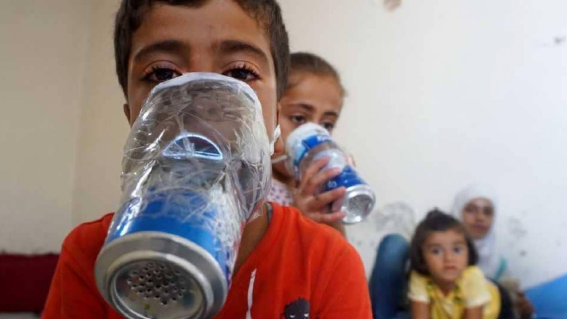 كمامات بدائية الصنع للوقاية من أي ضربة كيماوية