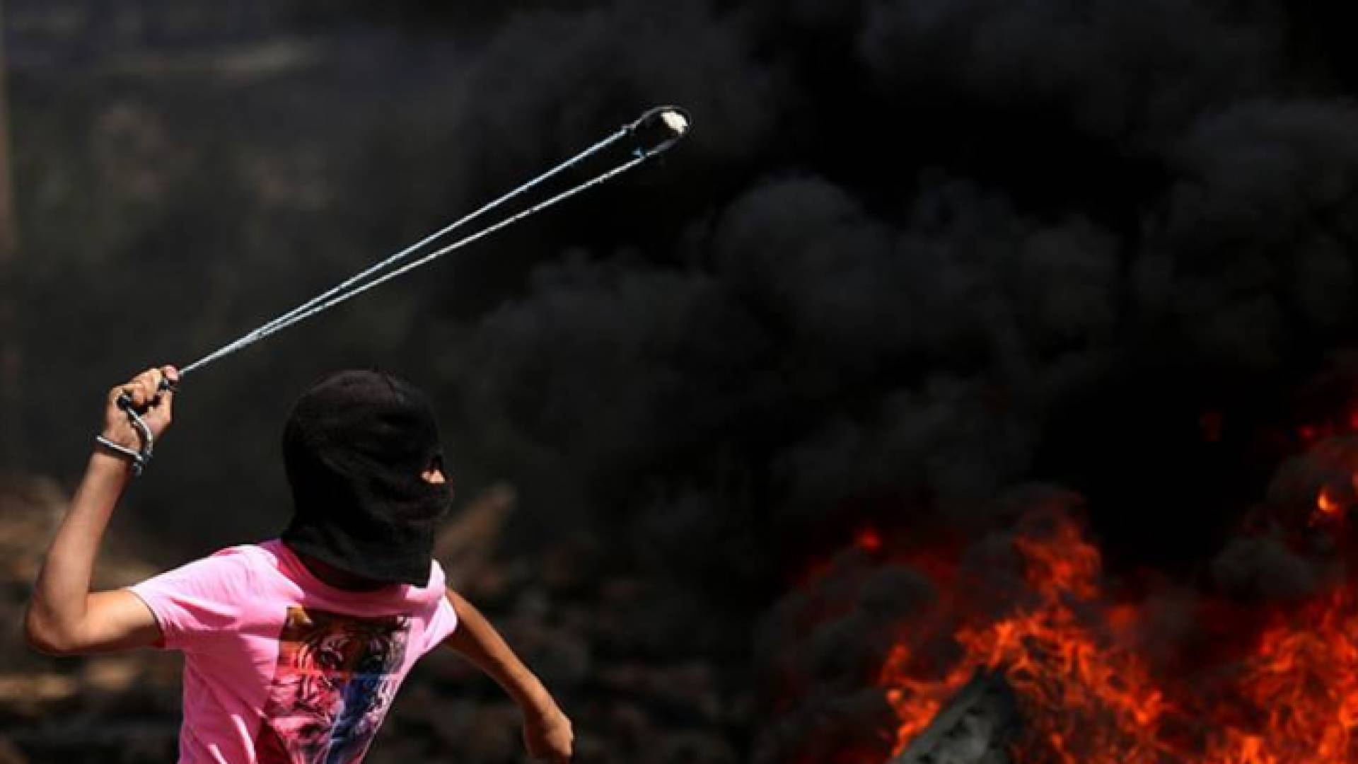 الاحتلال يطور تقنية لتنقية أدخنة الإطارات المشتعلة على حدود غزة