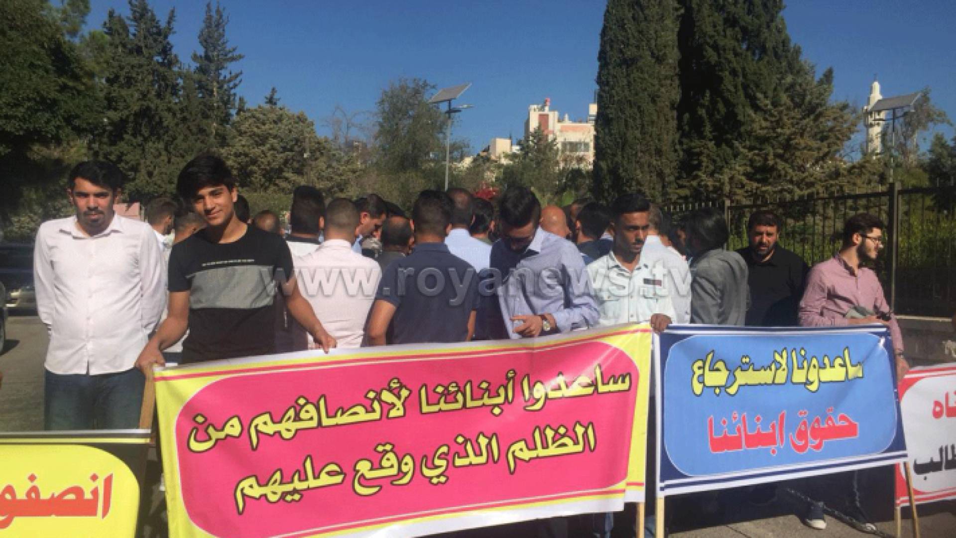 ارشيفية لاعتصام الطلبة قرب منزل رئيس الوزراء عمر الرزاز