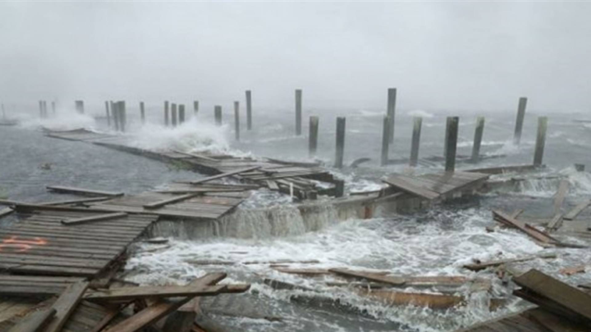 إعصار فلورنس يودي بحياة 4 أشخاص على الأقل ويحاصر العشرات