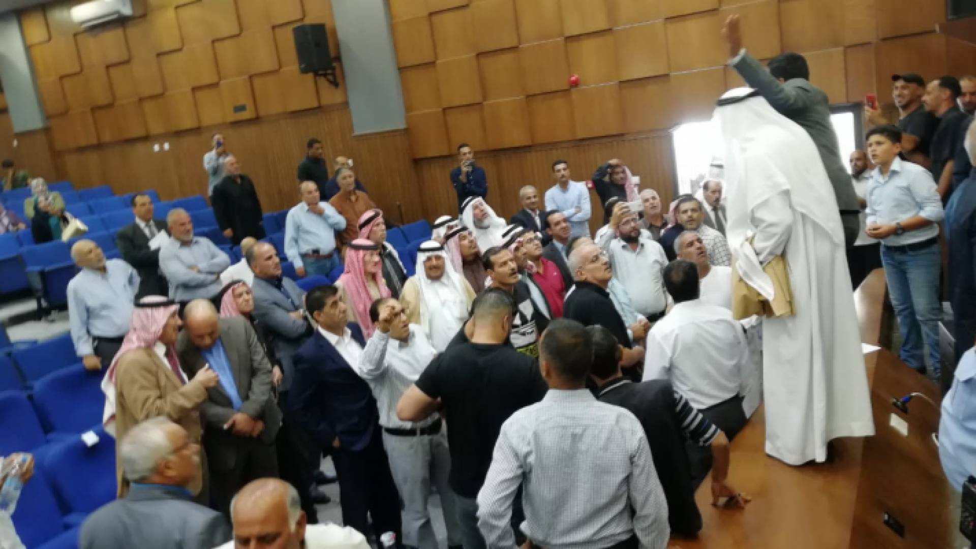 فوضى وانسحابات في القاعة خلال لقاء الوزراء