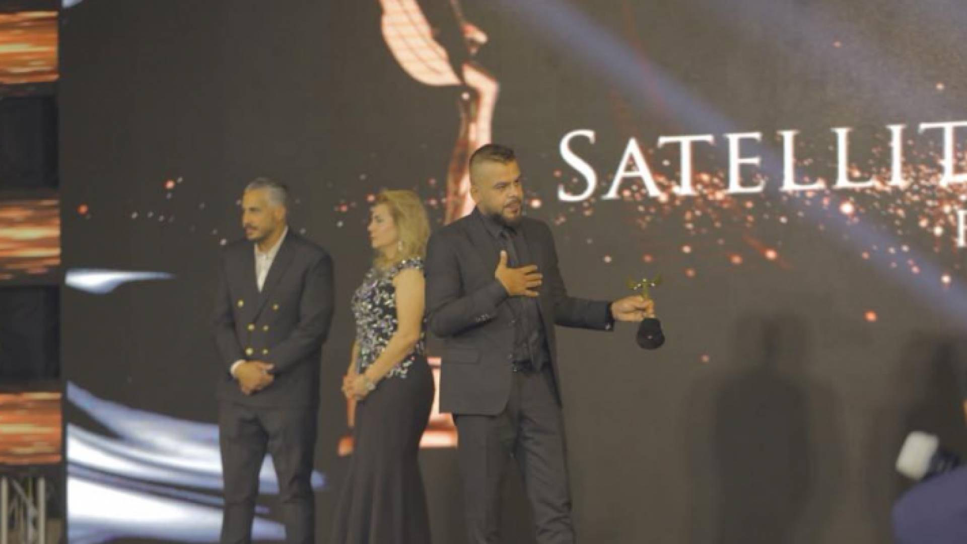 الرياحنة يفوز بجائزة "التميز" ويهديها لروح الراحلان المصري والسيلاوي