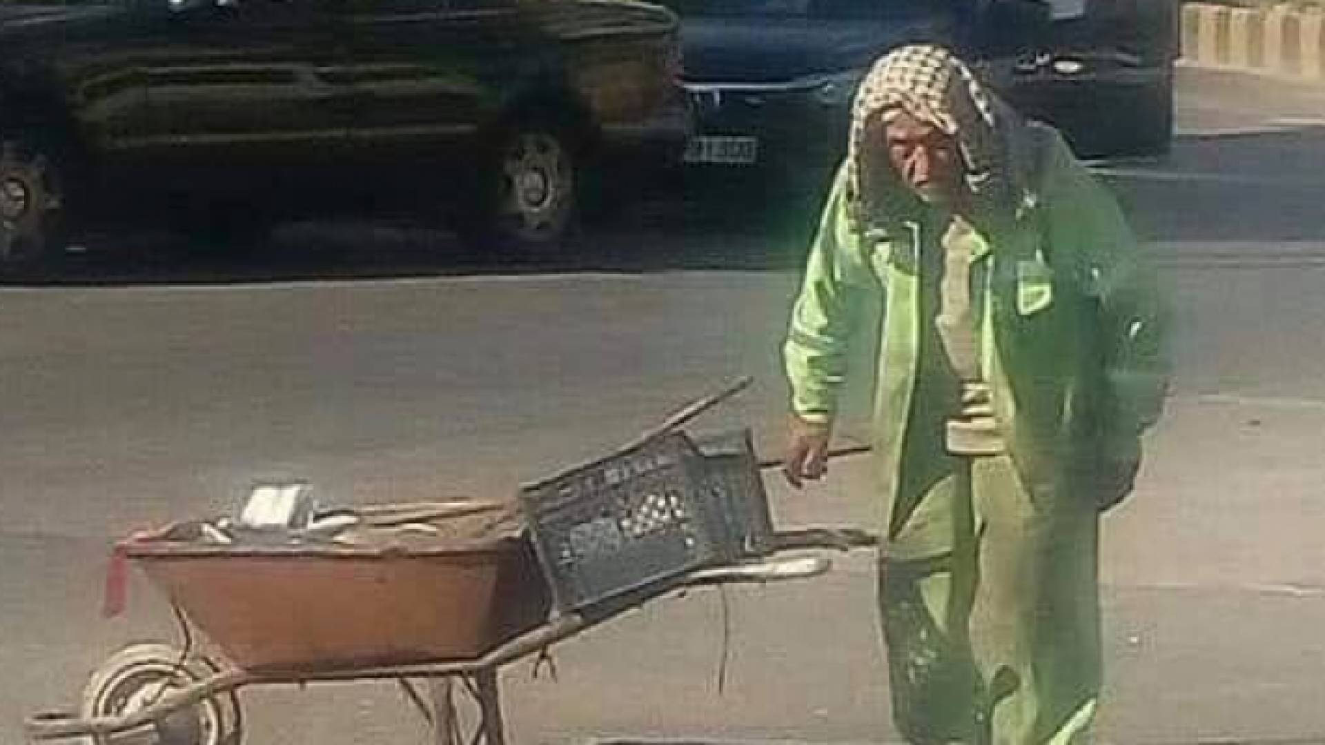 صور متداولة لعامل وطن طاعن في السن