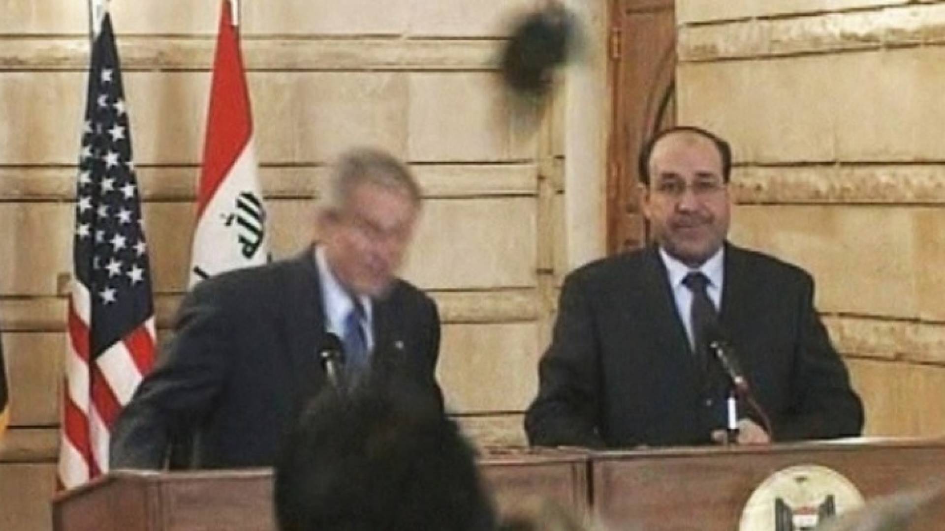 بوش وهو يضرب بالحذاء خلال مؤتمر صحفي له في العراق عام 2008 - ارشيفية