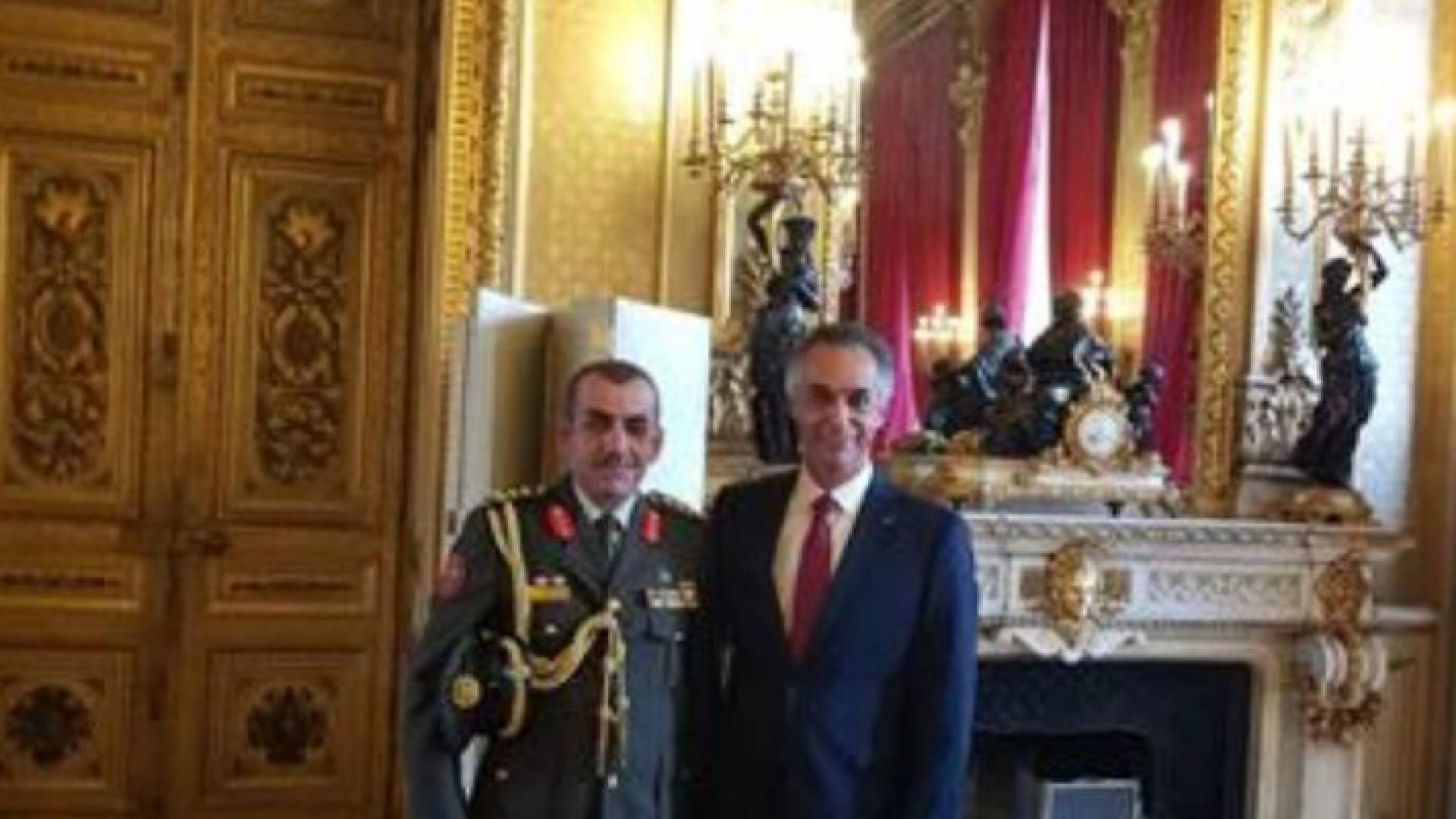 الرئيس الفرنسي يمنح وزير الشباب وساما رفيعا