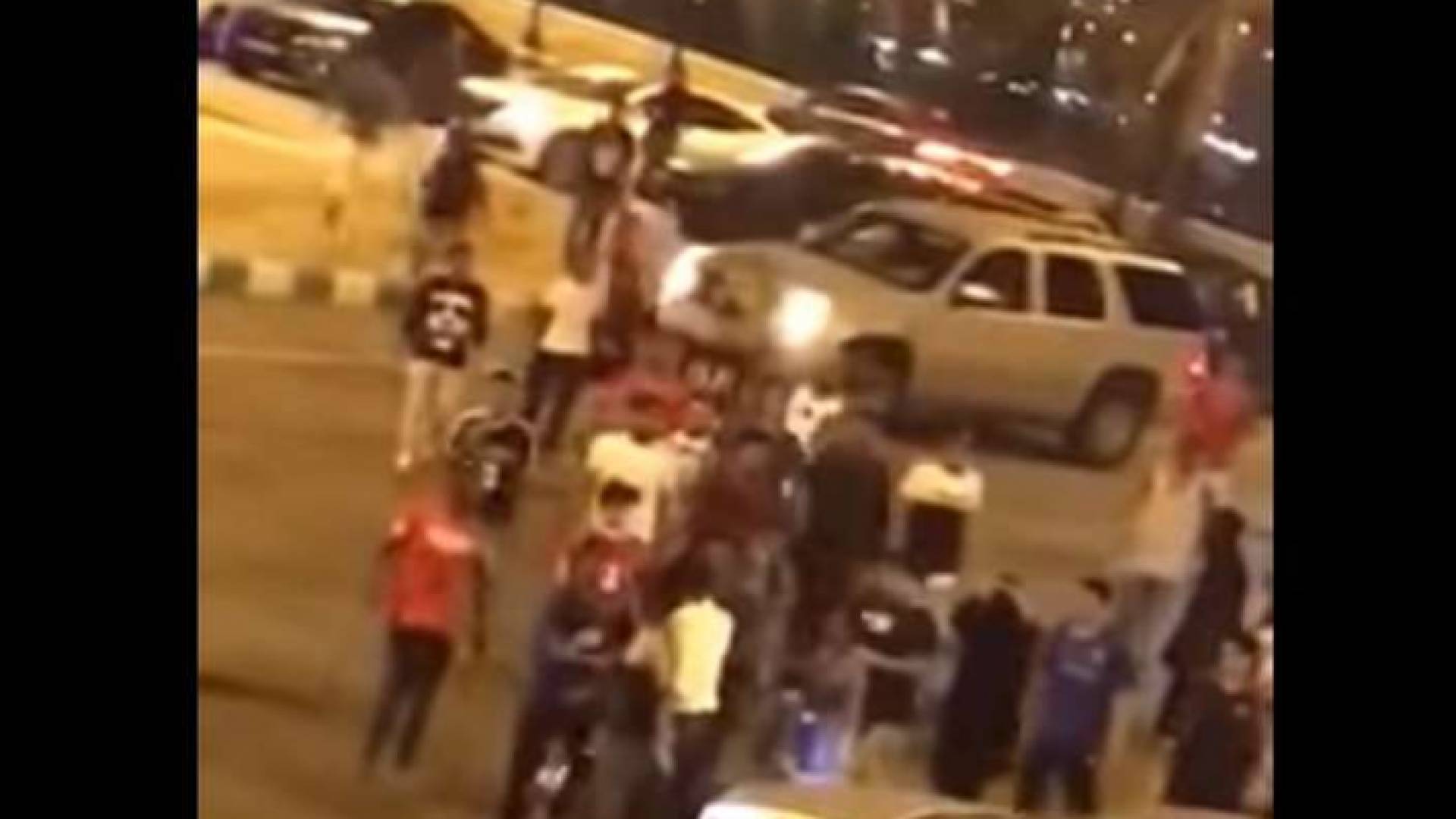 عراك بالايدي بين عدد من الشبان والفتيات