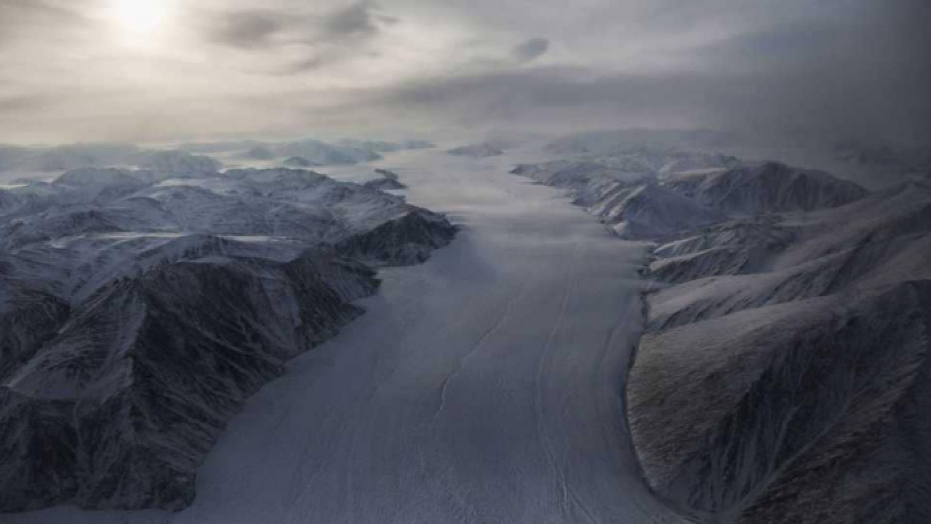 أحد الأنهار المتجمدة في المنطقة القطبية