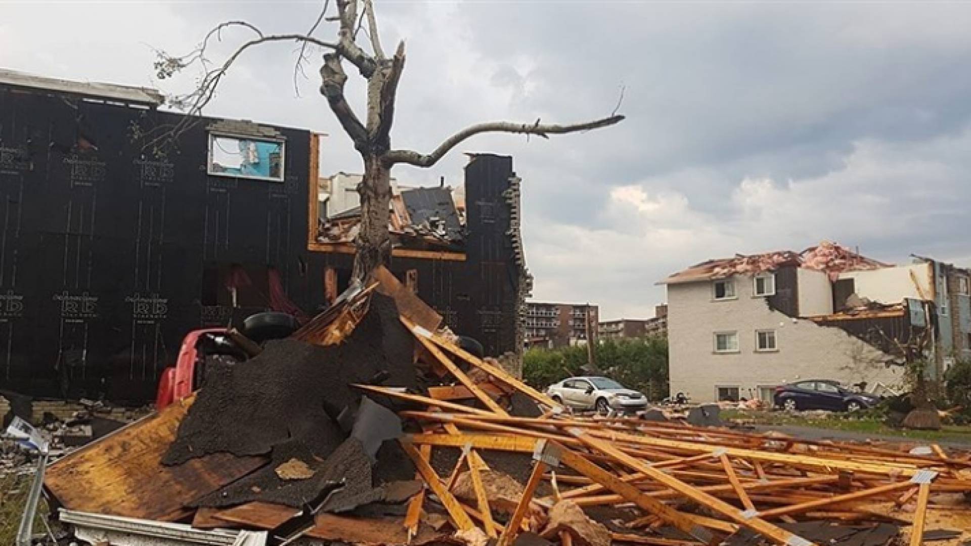 إعصار يضرب أوتاوا الكندية ويتسبب بأضرار جسيمة