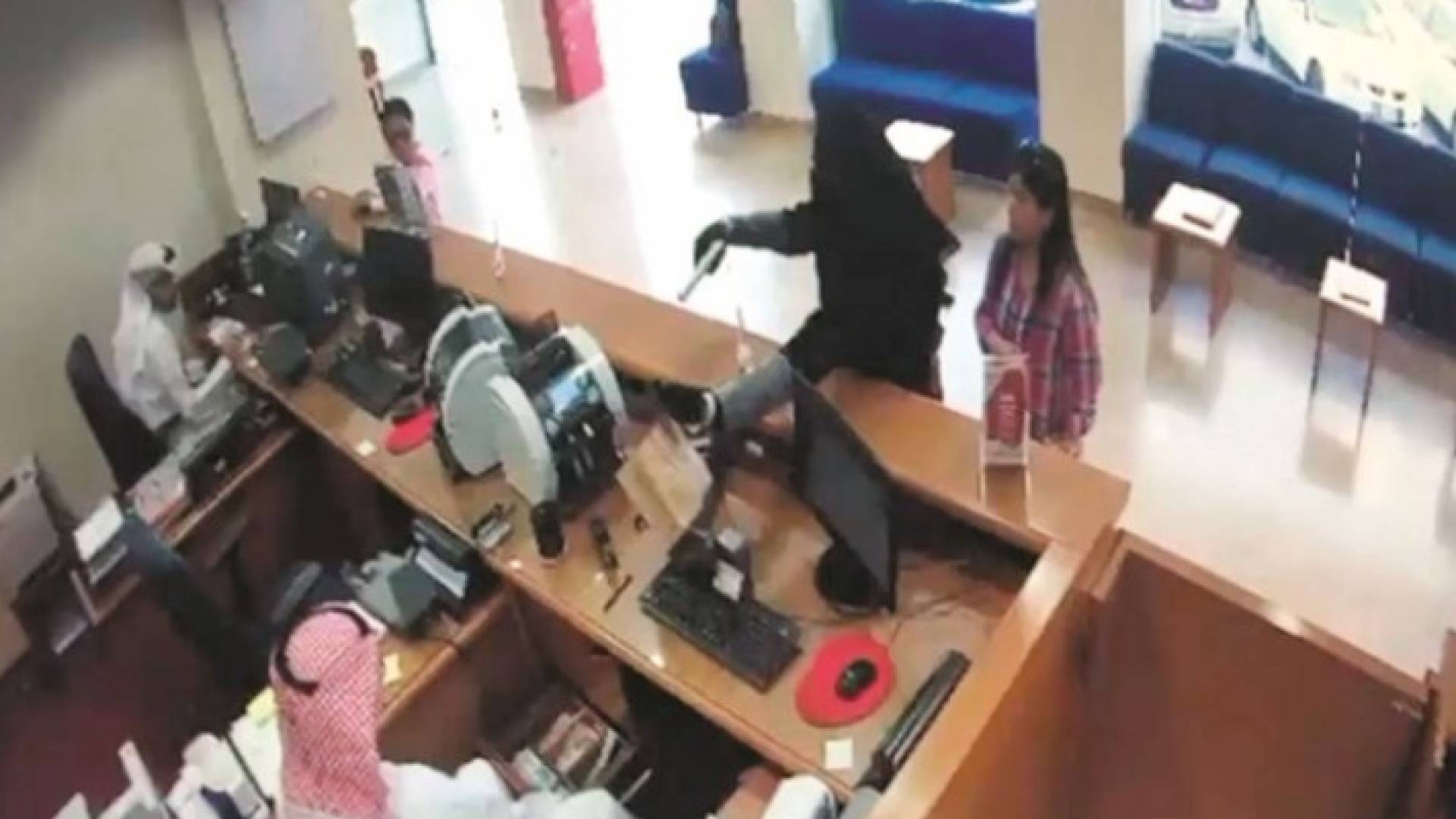 صورة من عملية السطو - وسائل اعلام كويتية