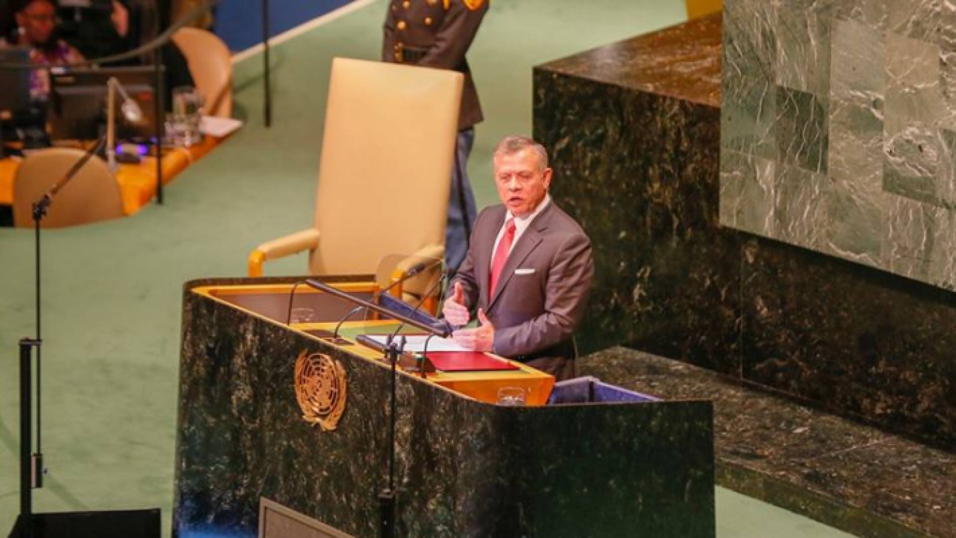 اثناء القاء الكلمة