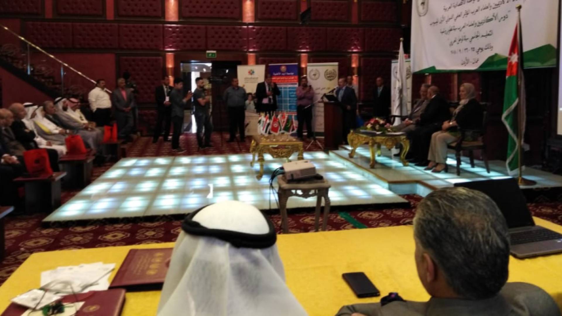 الصورة خلال الاجتماع