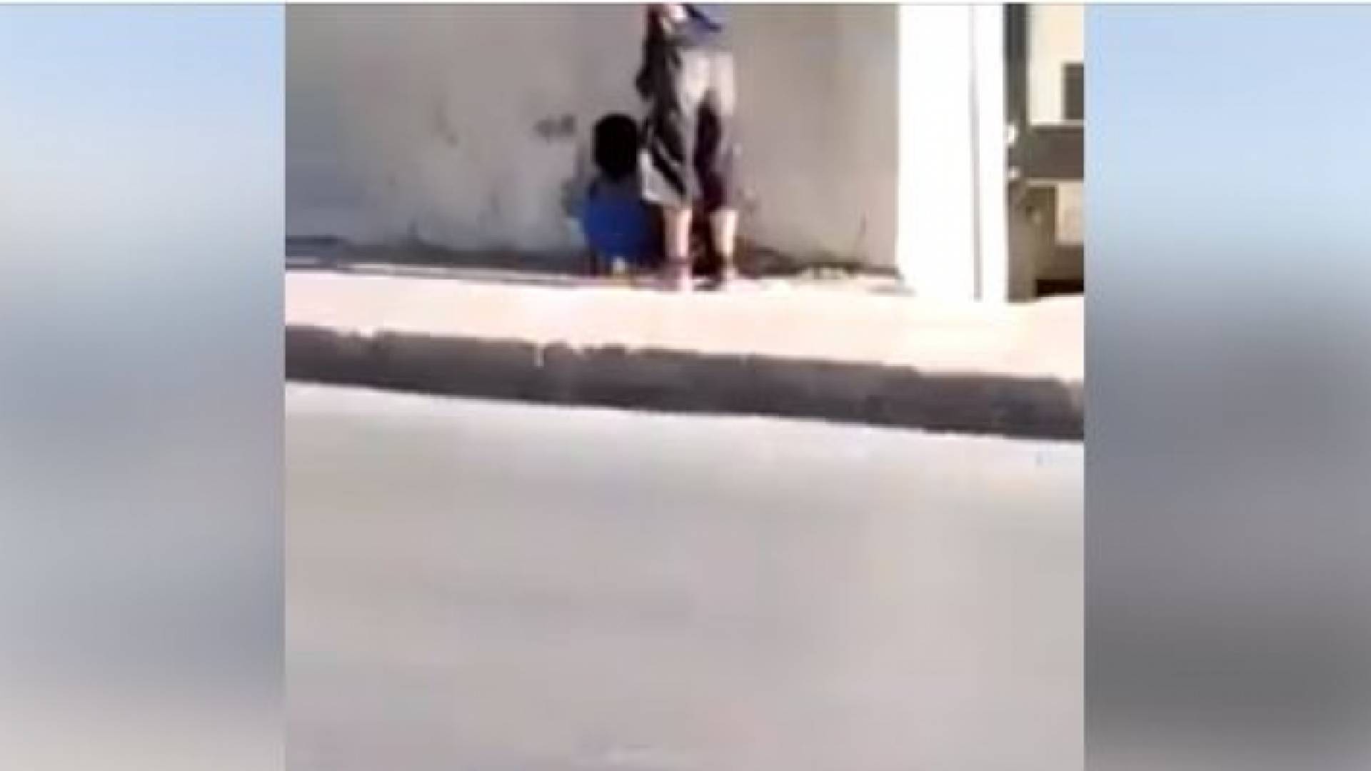 طلبة يدخلون الى مدرستهم عن طريق "حفرة"