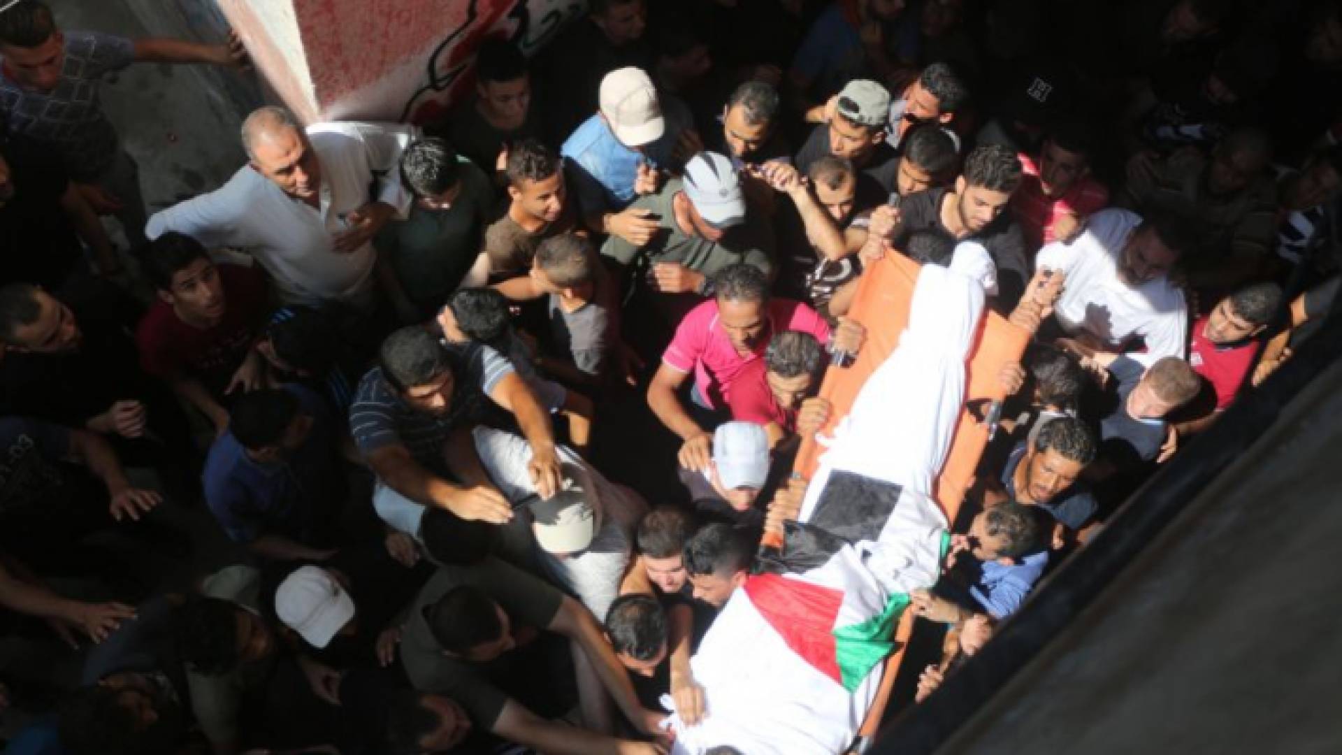 الفلسطينيون يشيعون الشهيد "أبو الصادق" بغزة