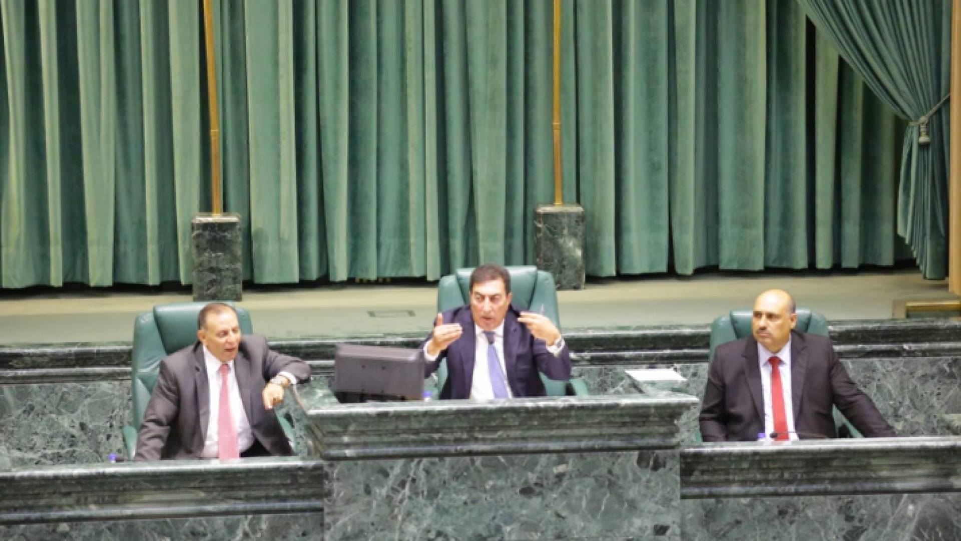 خلال الجلسة