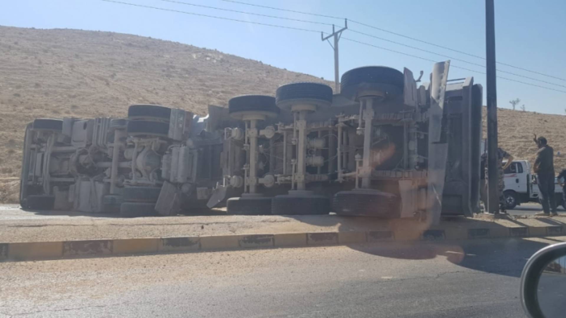 إنقلاب شاحنة على "نزول العدسية"